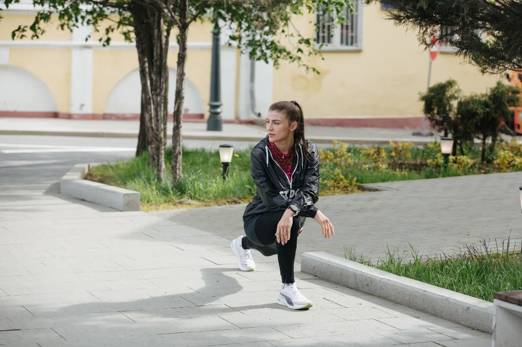 Основательница BY BOVT — глубокий выпад и концентрация перед тренировкой.