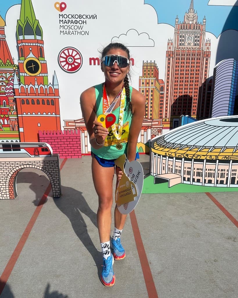 Основательница BY BOVT с медалью Московского марафона.
