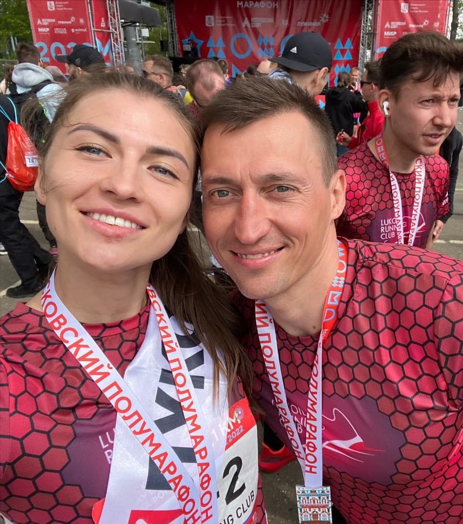 Два бегуна BY BOVT после финиша с медалями — команда и доверие.