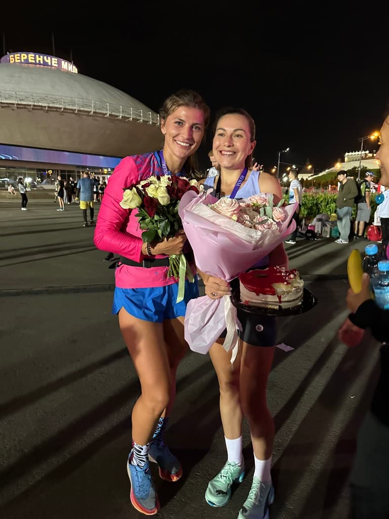 После финиша — поддержка команды, цветы, тёплая атмосфера победы.